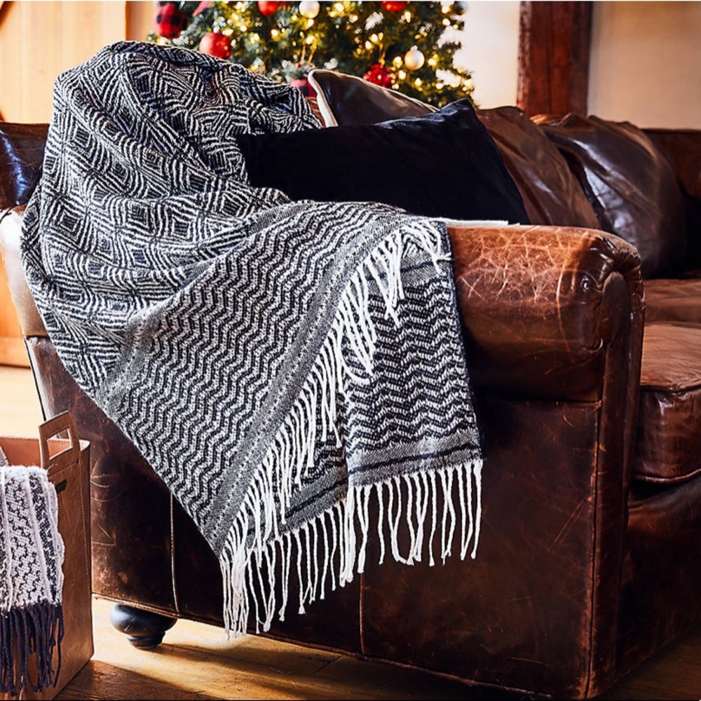 🆕⚫️Geometric Pattern Knit Fringe Throw Blanket BK